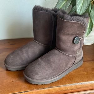 UGG WOMEN W BAILEY BUTTON 5803 Chocolate